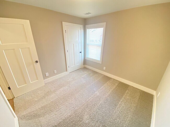 Building Photo - For Lease - 3BR, 2.5BA, 2300sqft home (Gallatin)