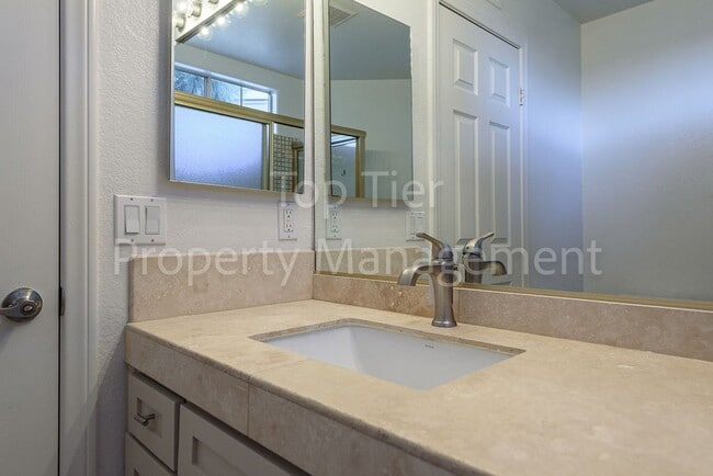 Building Photo - Beautiful 2 bed / 2 bath / 1286 sqft Condo...