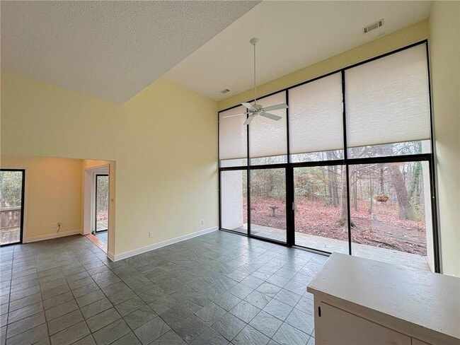 Building Photo - 2939 Rivercrest Dr