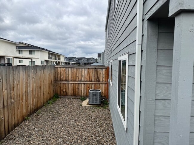 Building Photo - 2 STORY DUPLEX IN THE HEART OF PHOENIX OREGON