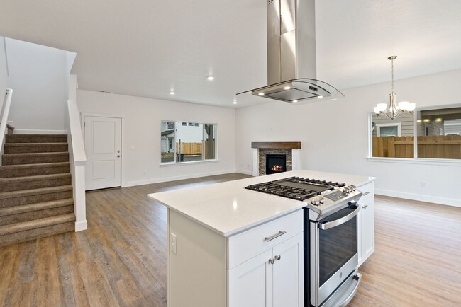 Building Photo - 4 bedroom home in desirable neighborhood