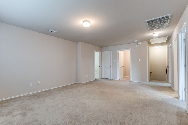 Building Photo - BEAUTIFUL 3-BEDROOM HOME NEAR MEDICAL CENTER