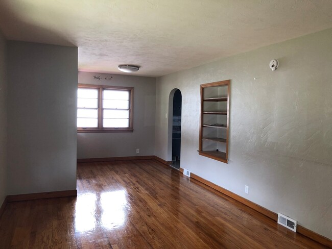 Building Photo - Don’t Miss Out this Spacious Home!