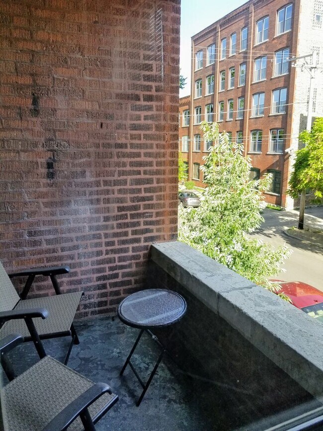 Building Photo - Brand new rehab 2 bedroom in the heart of Ukrainian Village with balcony facing south