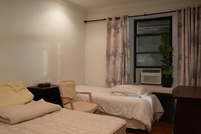 Building Photo - 217 44th St