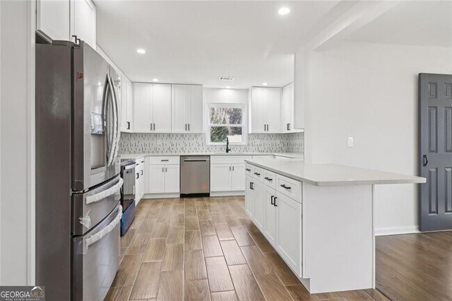 Building Photo - 2219 Lisa Dr SE