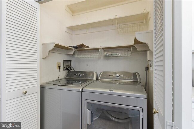 Building Photo - 502 Brighton Pl