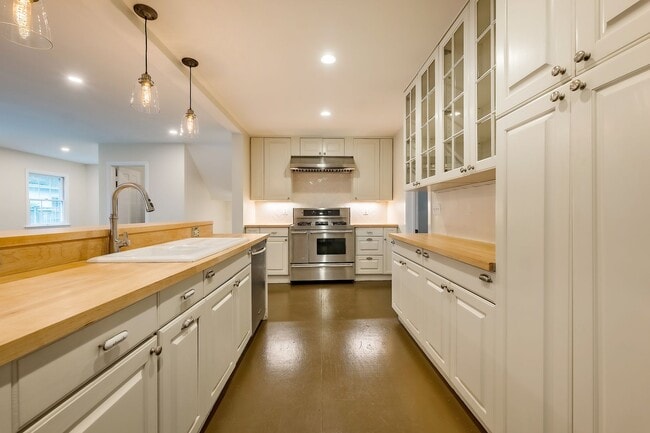 Building Photo - Classic Chevy Chase Charm in NW DC Availab...
