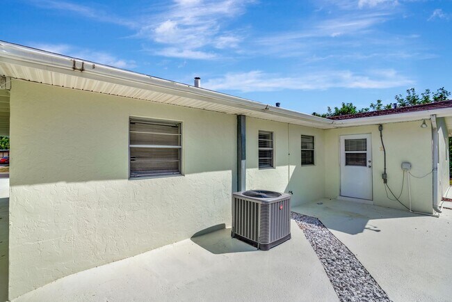 Building Photo - Beachside Bliss in Hobe Sound – Move-In Ready with Room to Roam!