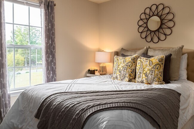 Building Photo - Largest 3 Bedroom 2 Bath Available $1,599/mo - $0-Deposit