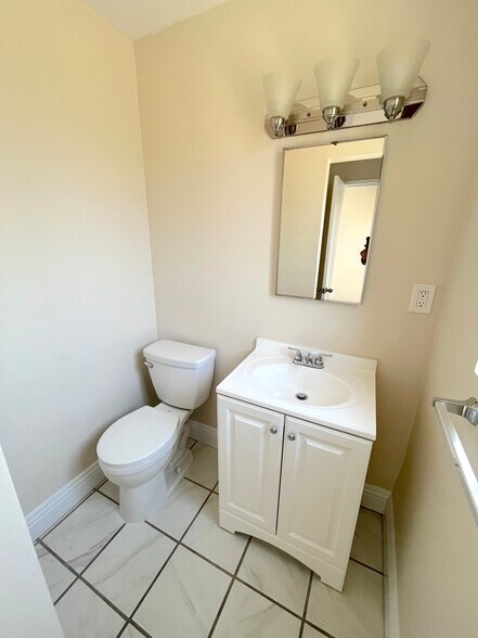 Building Photo - 1324 W Winn Dr