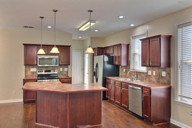 Building Photo - 1368 Island Town Dr
