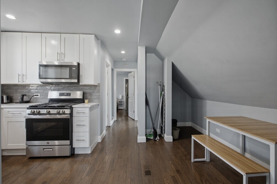 Building Photo - 2430 N Normandy Ave