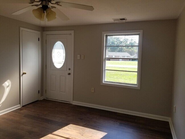 Building Photo - 7001 Comet Dr
