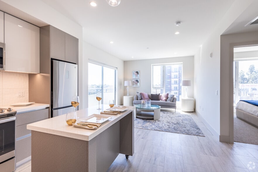 1BR, 1BA - 686SF Entrance - La Vida Melrose