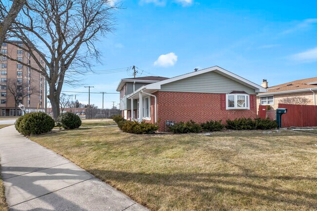 Building Photo - 9230 N Callero Dr