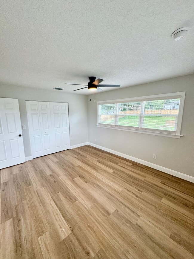 Building Photo - Beautifully Renovated 2-Bed/1-Bath Upstair...