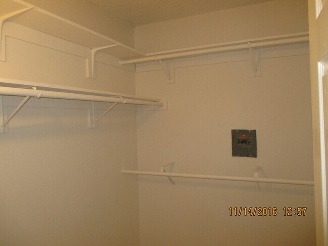 Building Photo - 2114 S Mallul Dr