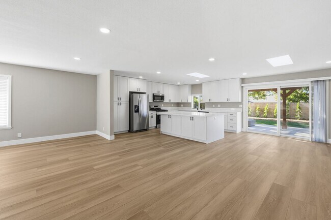 Building Photo - Donner