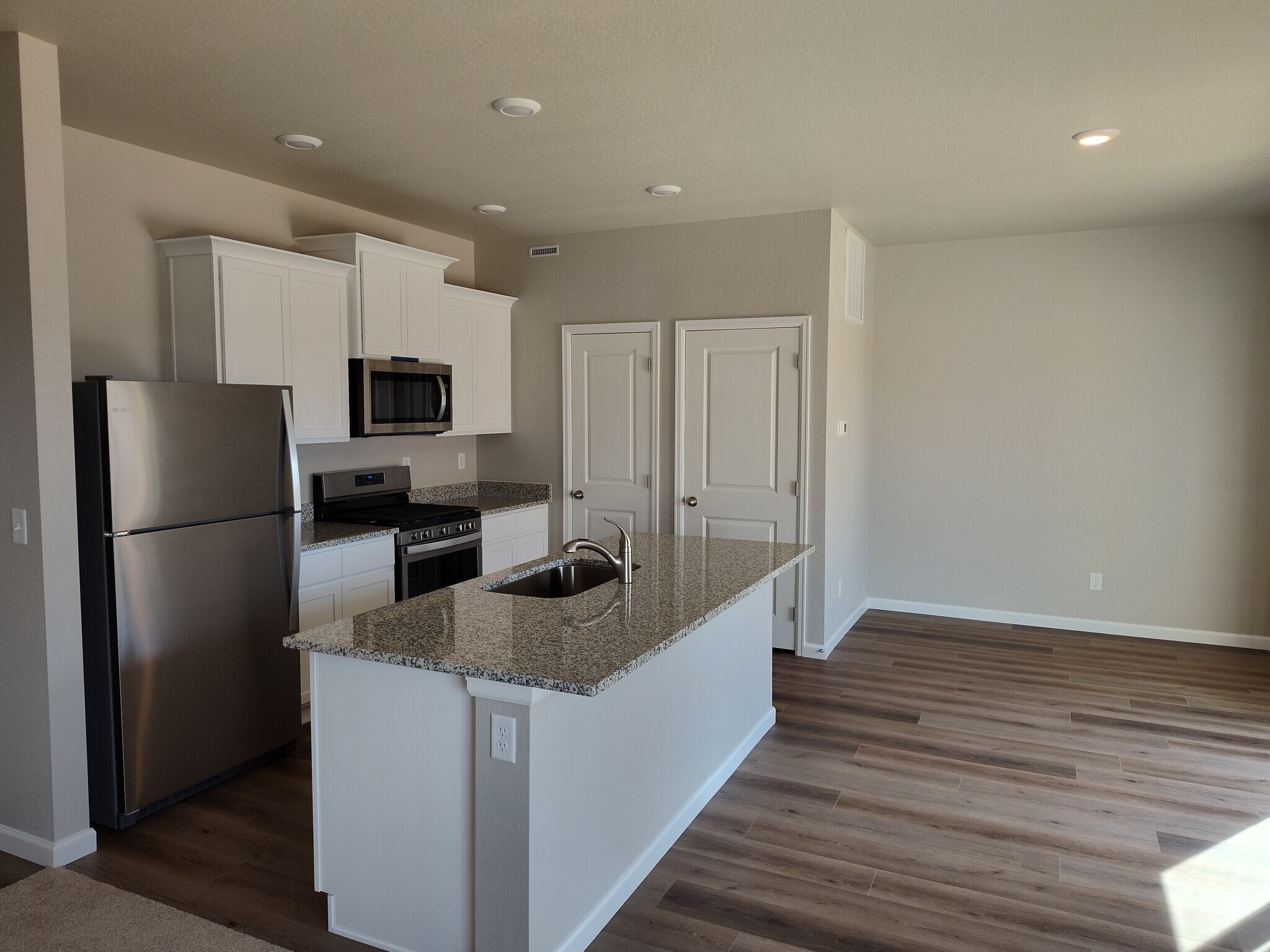 Building Photo - 7415 Dolores Ave