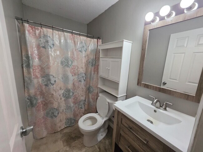 Building Photo - Country Living on 2.5 Acres Just Minutes from Eau Claire – 3 Bedroom Home with Bonus Rooms, Garag...