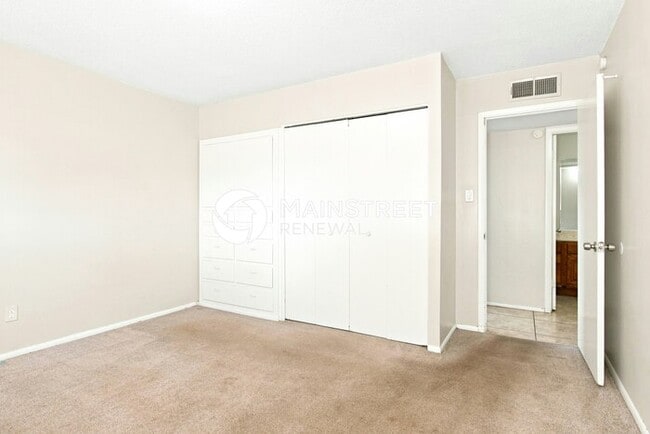 Building Photo - 3 Bedroom Pet-Friendly Home in Glendale, AZ with Main Street Renewal