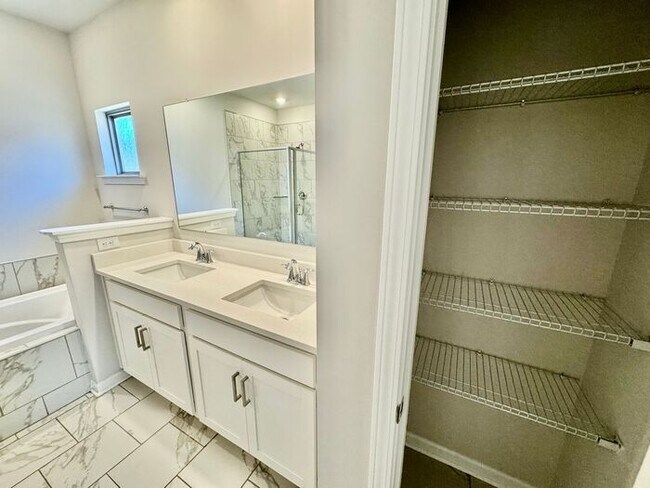 Building Photo - Great Athens location!