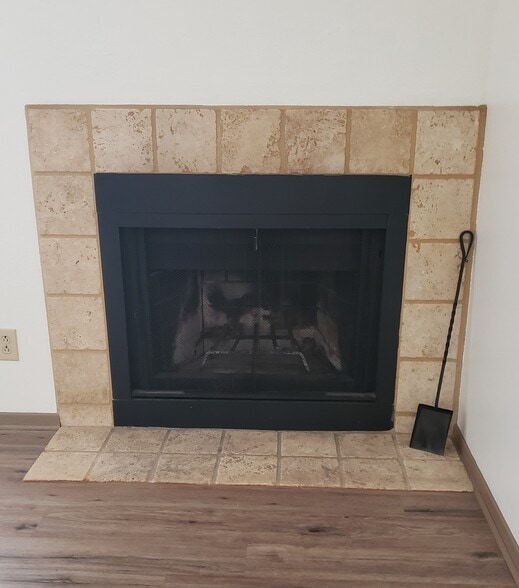 Working wood-buring fireplace - 2501 W Zia Rd