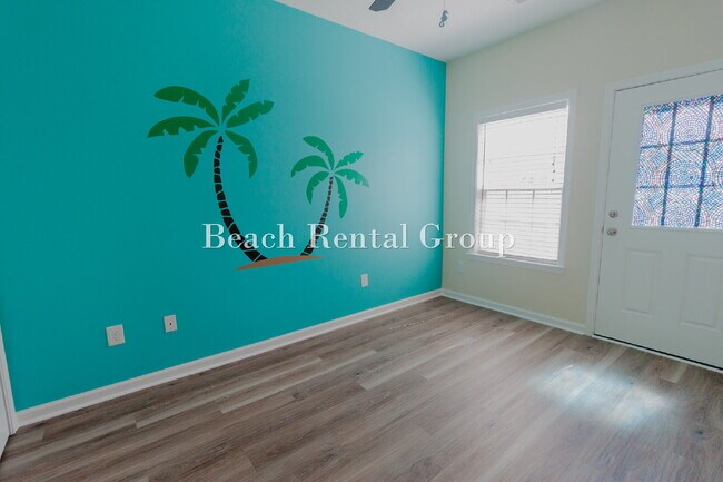 Building Photo - Renovated and Close to the Beach