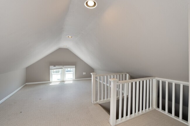 Building Photo - 2892 Markbreit Ave