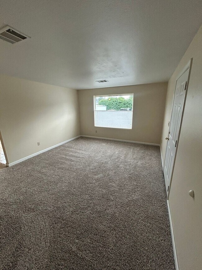 Building Photo - Two Bedroom One Bathroom Duplex For Rent in Bellingham