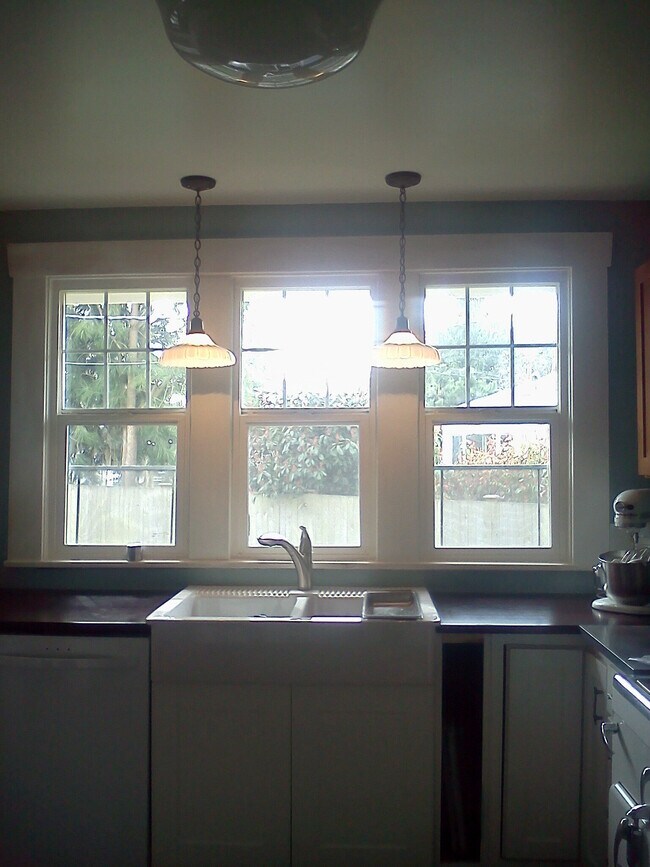 Building Photo - 1002 E Victor St