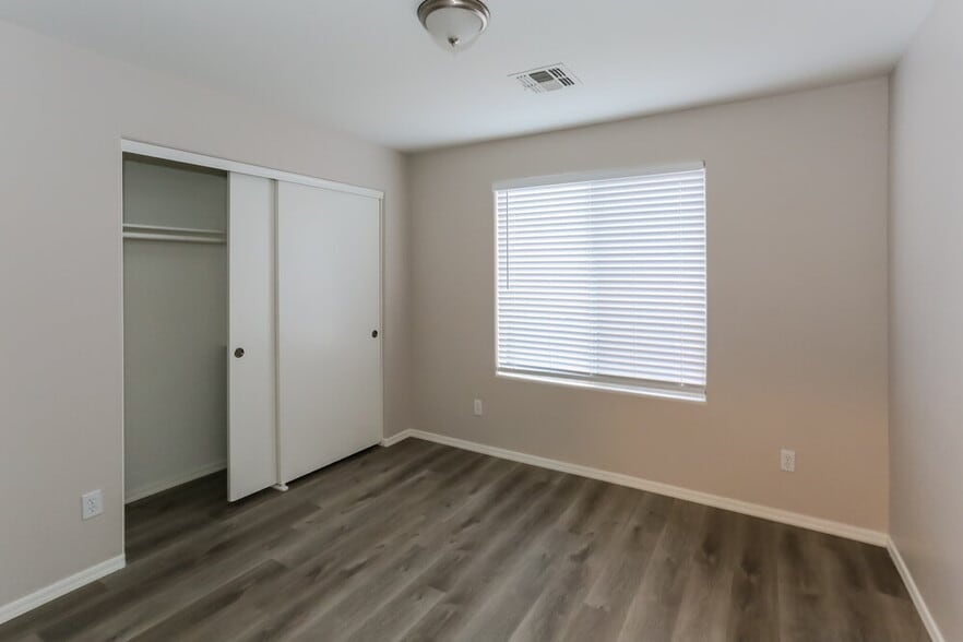 Building Photo - 2322 S 65th Dr