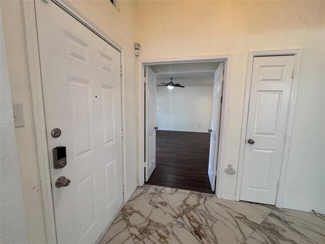 Building Photo - 306 Applewood Dr