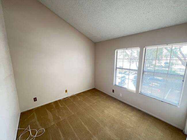 Building Photo - Perfect 2 Bed 1 Bath End Unit Condo in Pla...