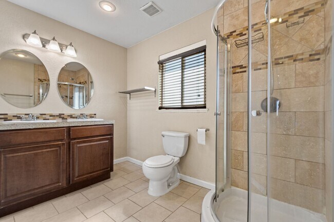 Building Photo - Fantastic Home in City Park North - Has it...