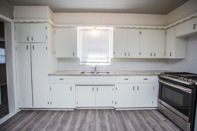 Building Photo - Spacious 4 Bed 2 Bath with Big Backyard