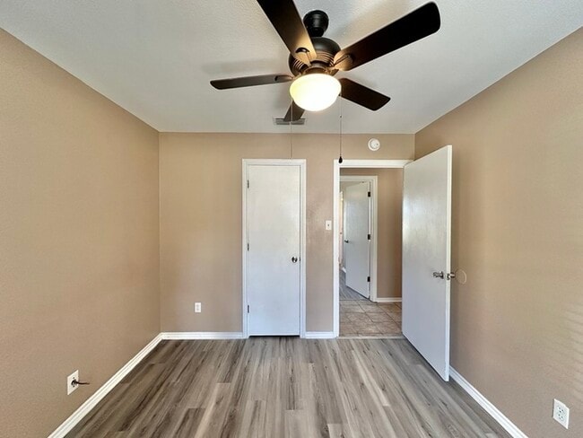 Building Photo - Available Now! Newly Updated 3/2 in Flint!