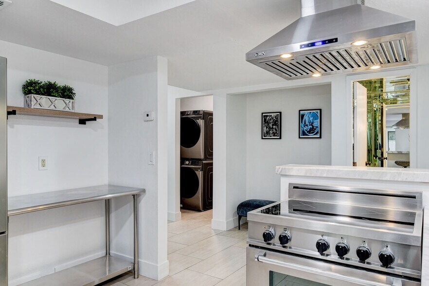 Building Photo - 945 Vegas Valley Dr