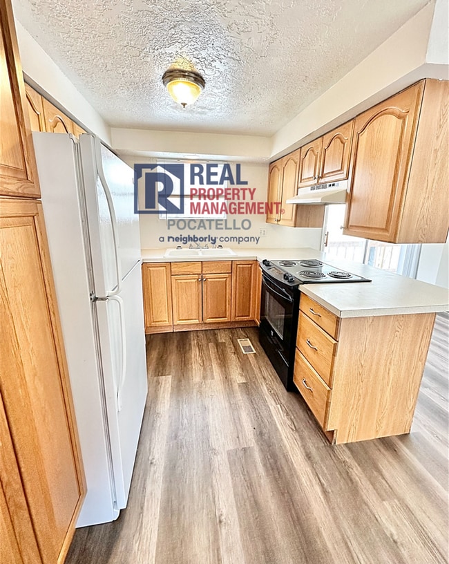 Building Photo - Spacious 4 Bed / 2 Bath Duplex | Garage + Split-Level Layout | Pet Negotiable