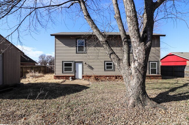 Building Photo - 4 bedroom, 2 1/2 bath, 2 car garage located in the quiet Summit View subdivision.