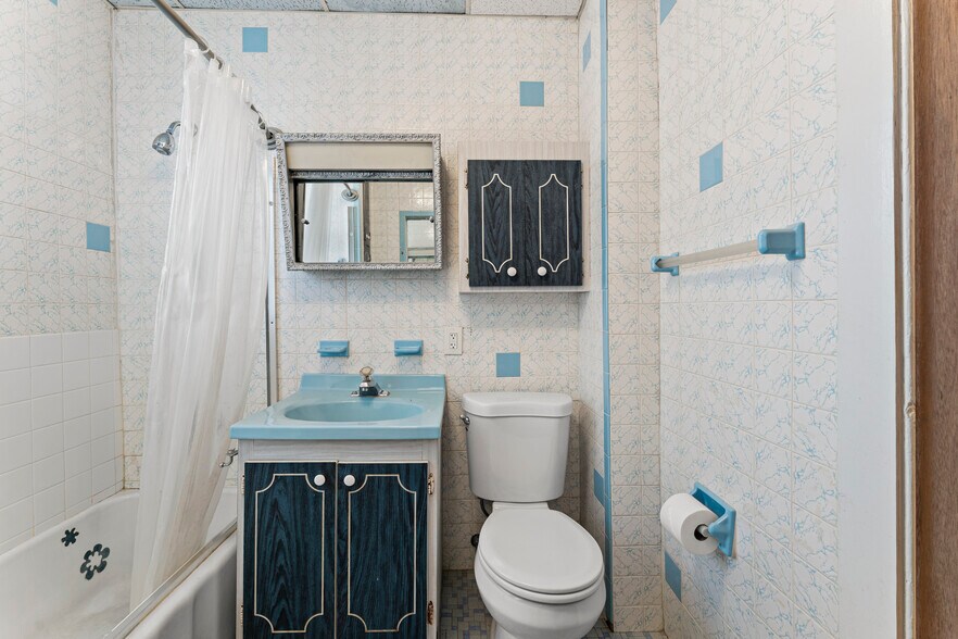 bathroom - 31 Cameron Ave