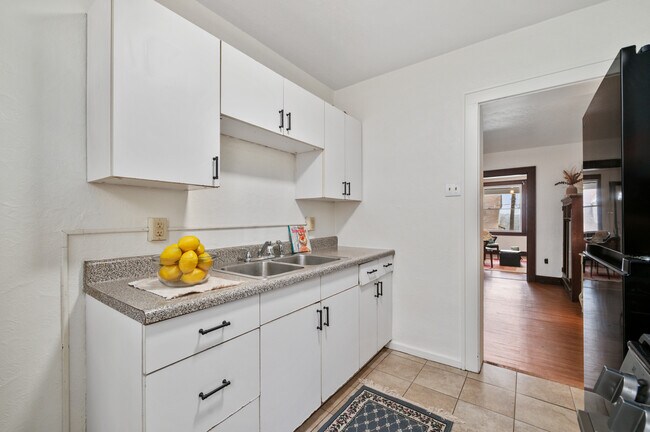 Building Photo - 2241 1/2 Hawthorne Ave