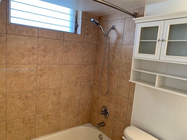 Building Photo - 2999 Point E Dr