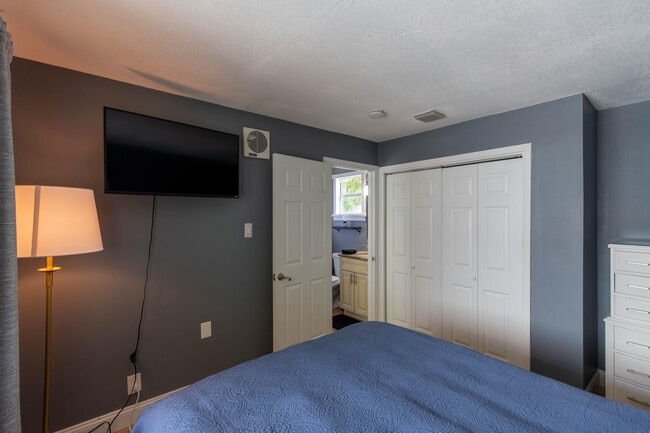 Building Photo - 210 Malverne Rd