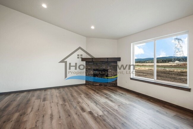 Building Photo - 3-Bedroom, 2-Bathroom Home with 3-Car Gara...