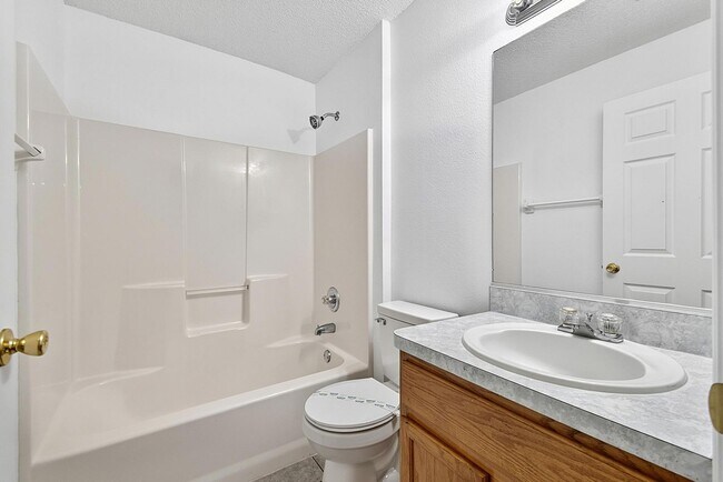 Building Photo - 15 Renmont Ct