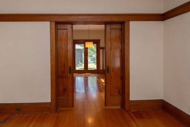 Building Photo - Near Northwest Neighborhood in South Bend 4 bedroom Craftsman style 2-story