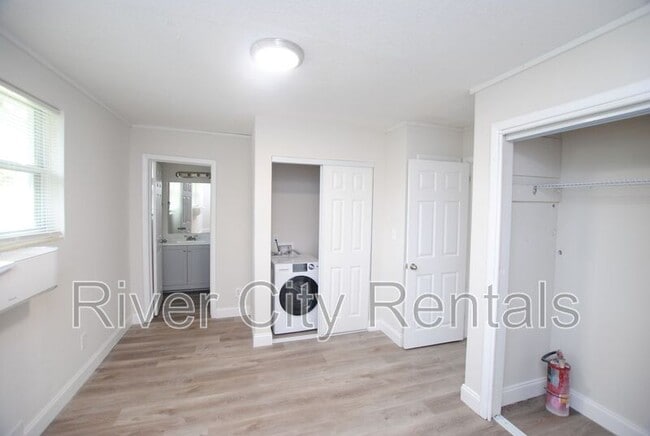 Building Photo - 2975 Dellwood Ave