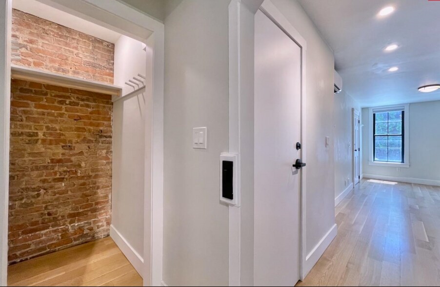 Building Photo - 320 6th St